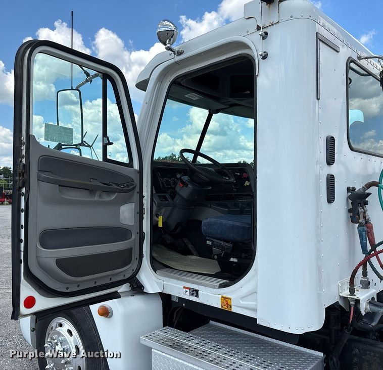 image for item DW7127 2007 Freightliner Columbia semi truck