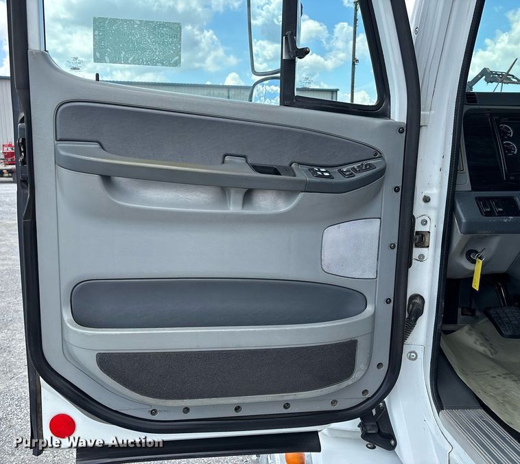 image for item DW7127 2007 Freightliner Columbia semi truck