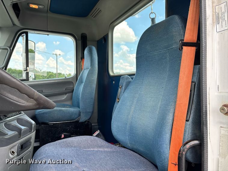 image for item DW7127 2007 Freightliner Columbia semi truck