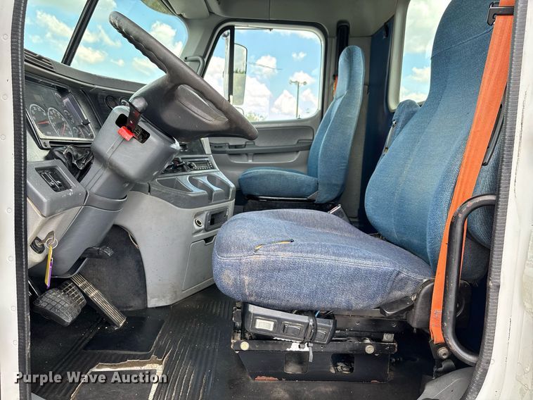 image for item DW7127 2007 Freightliner Columbia semi truck