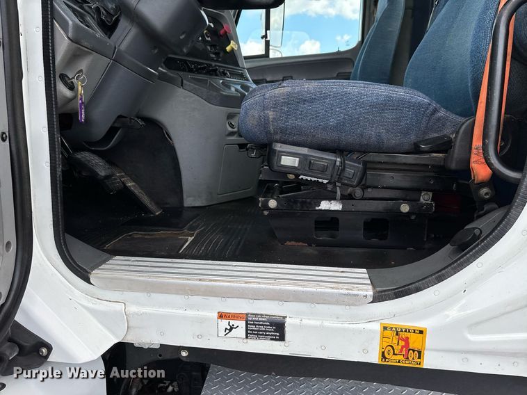 image for item DW7127 2007 Freightliner Columbia semi truck