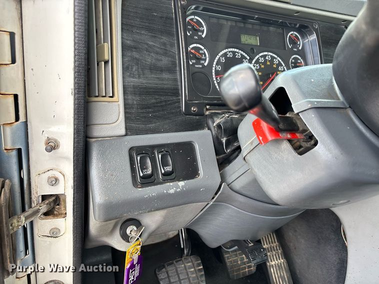 image for item DW7127 2007 Freightliner Columbia semi truck