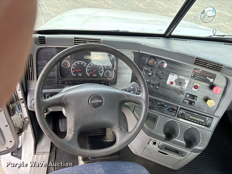 image for item DW7127 2007 Freightliner Columbia semi truck