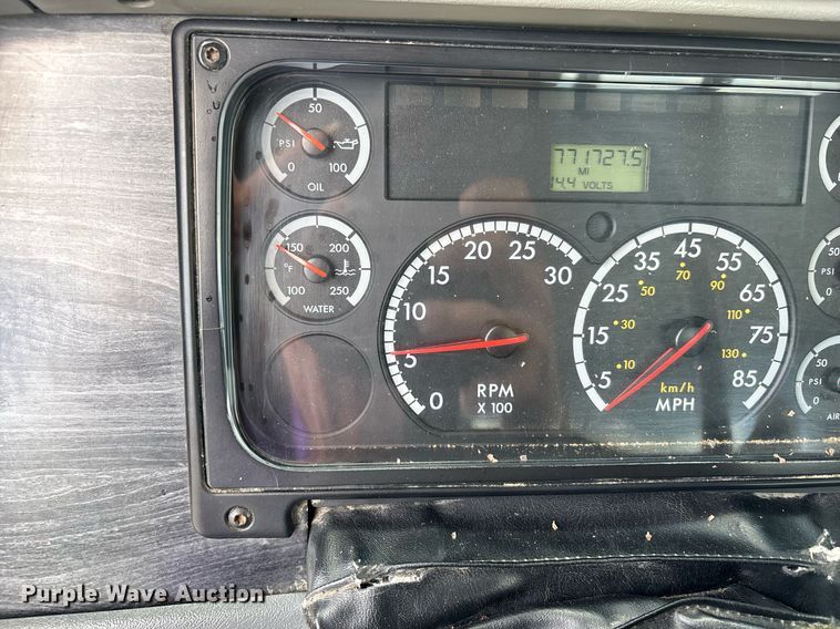 image for item DW7127 2007 Freightliner Columbia semi truck