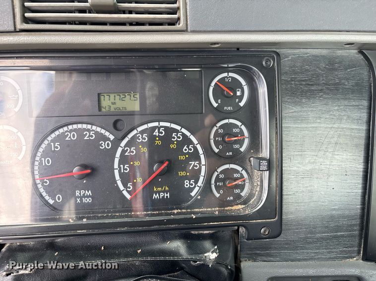 image for item DW7127 2007 Freightliner Columbia semi truck