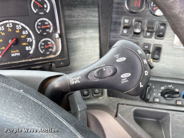 image for item DW7127 2007 Freightliner Columbia semi truck