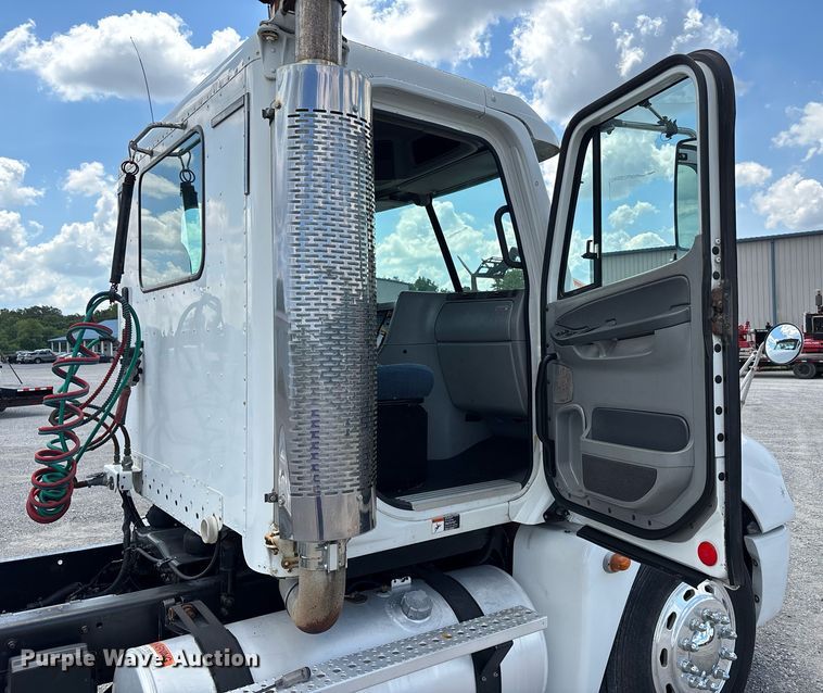 image for item DW7127 2007 Freightliner Columbia semi truck