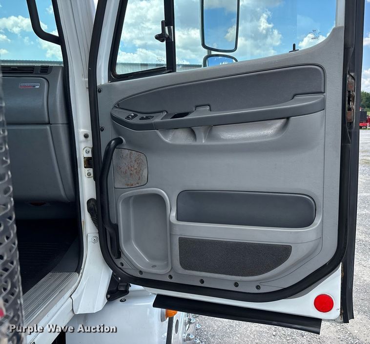 image for item DW7127 2007 Freightliner Columbia semi truck