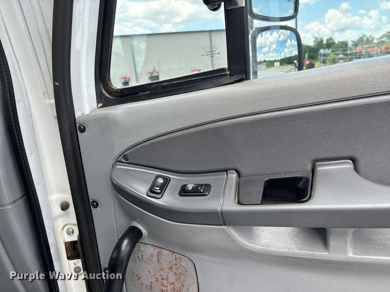 image for item DW7127 2007 Freightliner Columbia semi truck