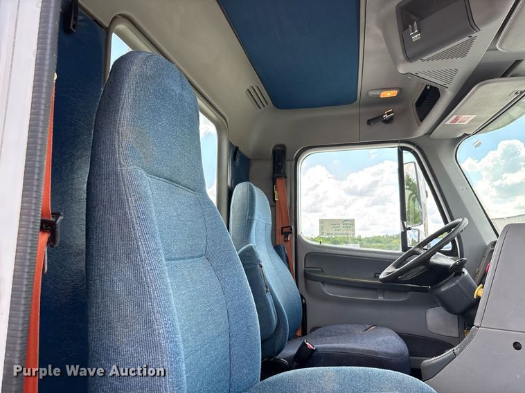 image for item DW7127 2007 Freightliner Columbia semi truck