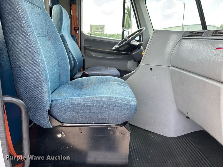 image for item DW7127 2007 Freightliner Columbia semi truck