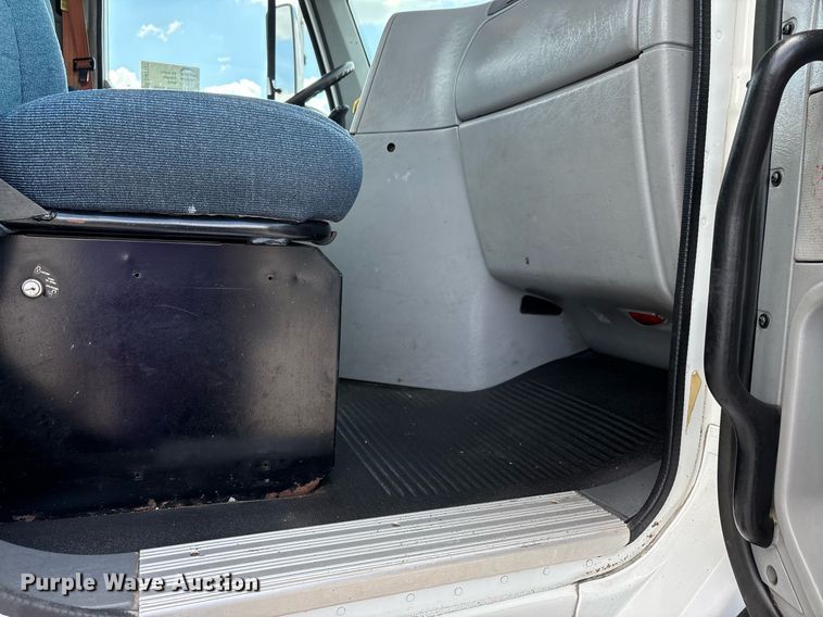 image for item DW7127 2007 Freightliner Columbia semi truck