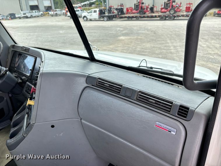 image for item DW7127 2007 Freightliner Columbia semi truck