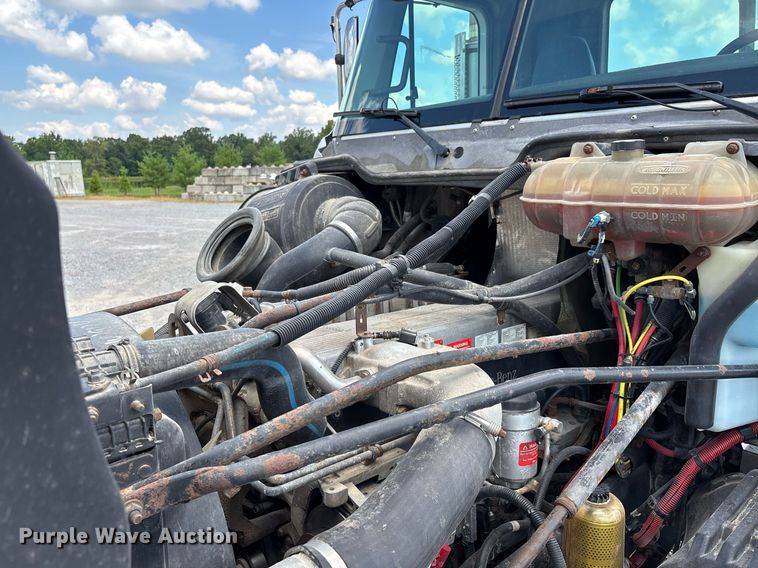 image for item DW7127 2007 Freightliner Columbia semi truck