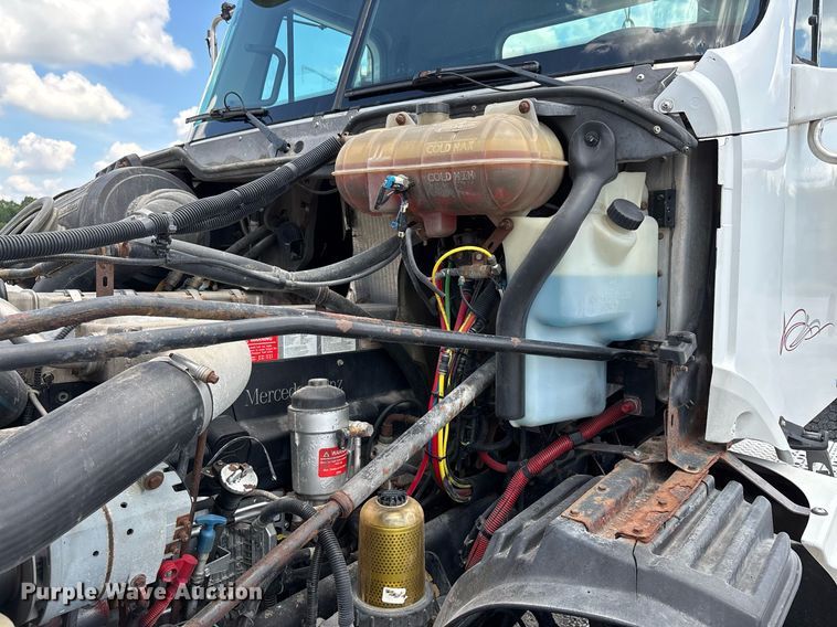 image for item DW7127 2007 Freightliner Columbia semi truck