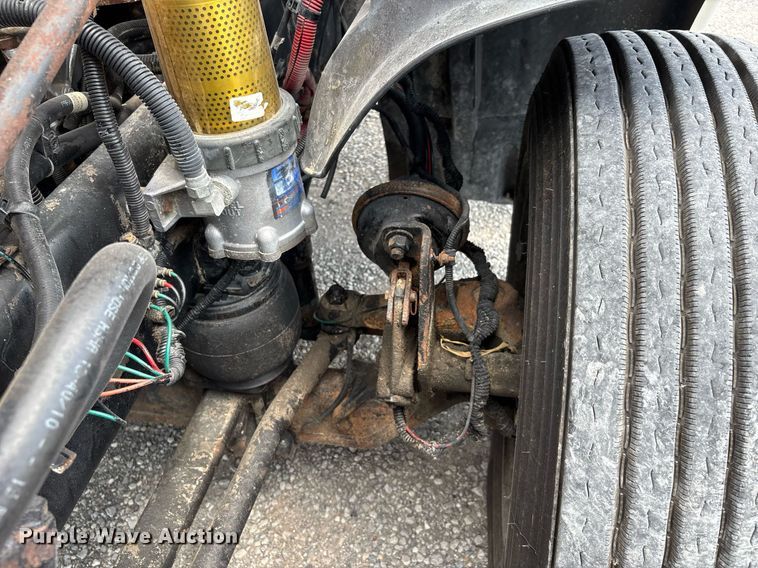 image for item DW7127 2007 Freightliner Columbia semi truck