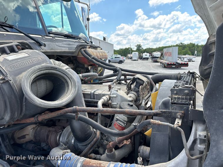 image for item DW7127 2007 Freightliner Columbia semi truck