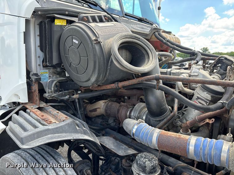 image for item DW7127 2007 Freightliner Columbia semi truck