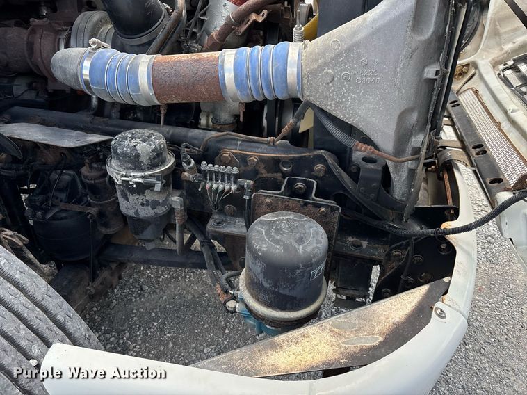 image for item DW7127 2007 Freightliner Columbia semi truck