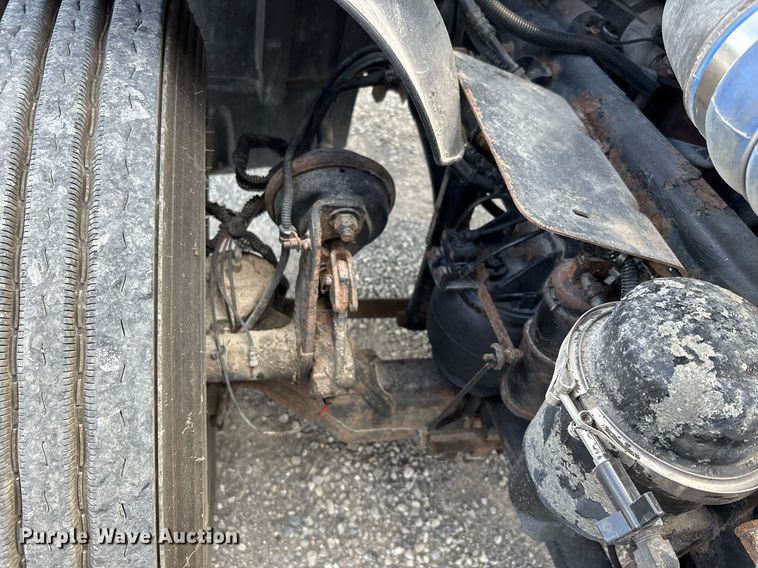 image for item DW7127 2007 Freightliner Columbia semi truck