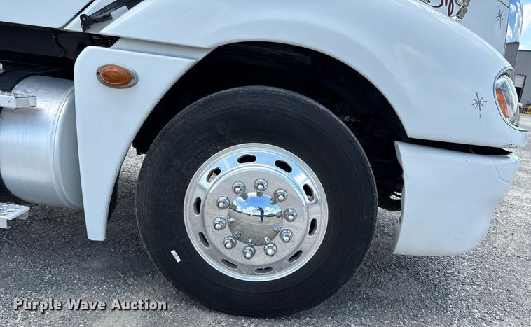 image for item DW7127 2007 Freightliner Columbia semi truck