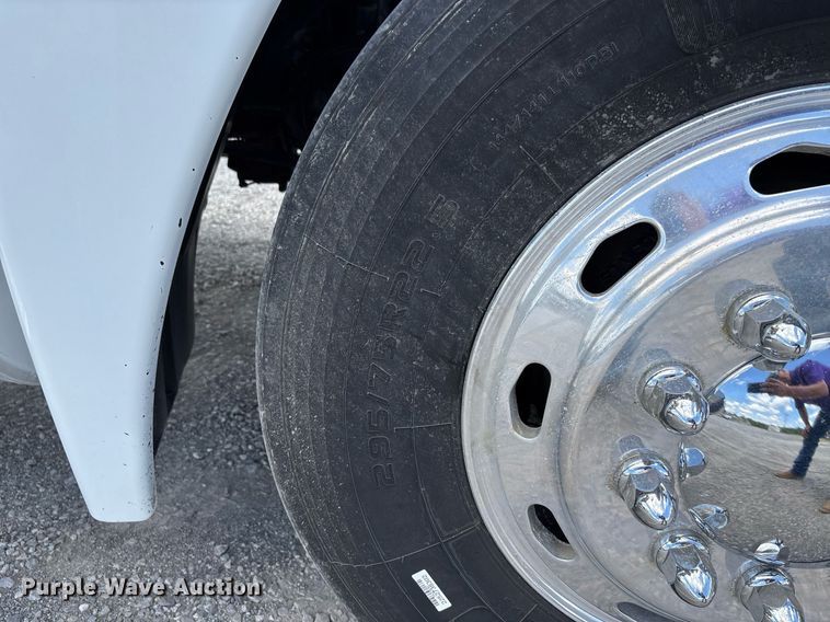 image for item DW7127 2007 Freightliner Columbia semi truck