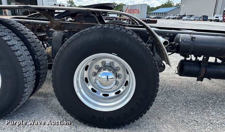 image for item DW7127 2007 Freightliner Columbia semi truck