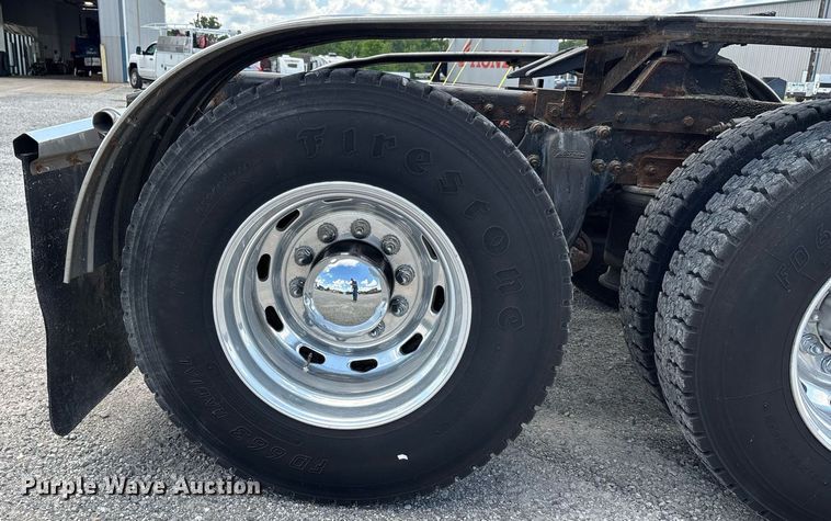 image for item DW7127 2007 Freightliner Columbia semi truck