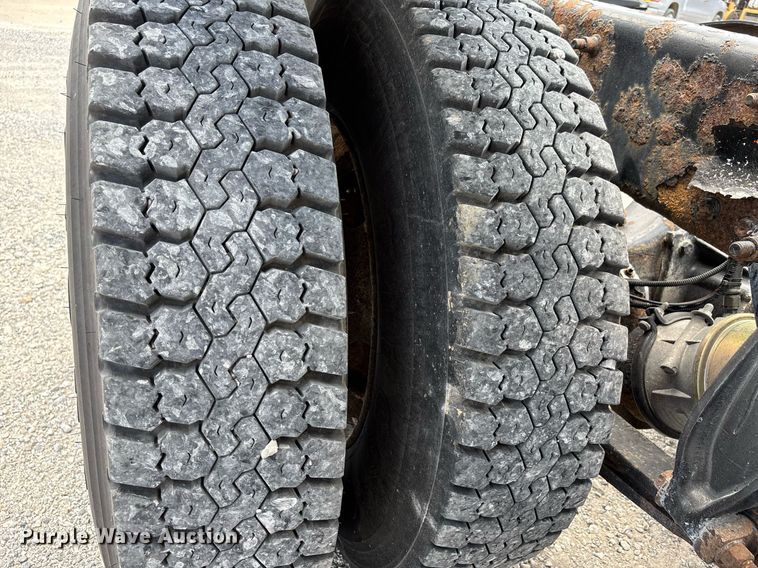 image for item DW7127 2007 Freightliner Columbia semi truck