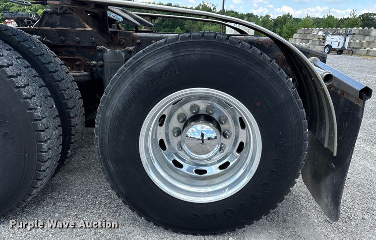 image for item DW7127 2007 Freightliner Columbia semi truck