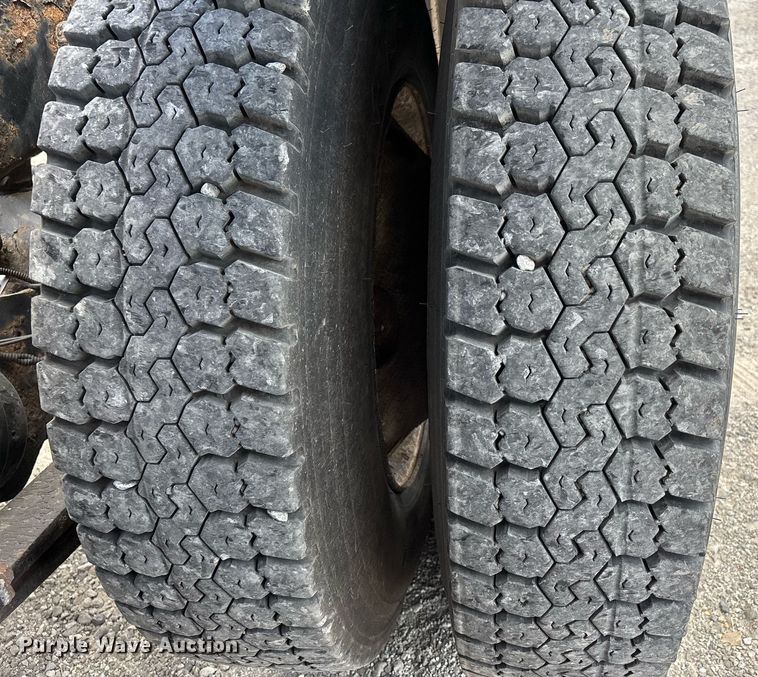 image for item DW7127 2007 Freightliner Columbia semi truck