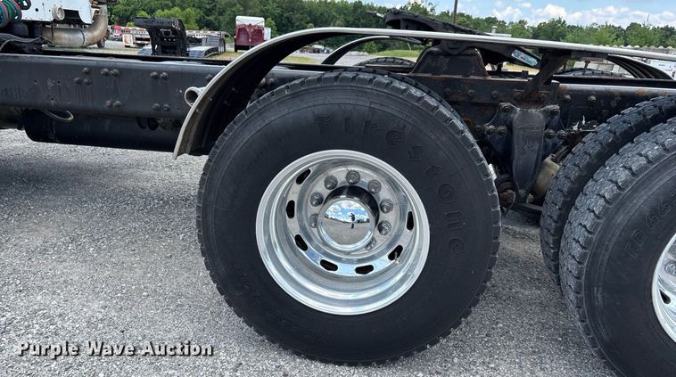 image for item DW7127 2007 Freightliner Columbia semi truck