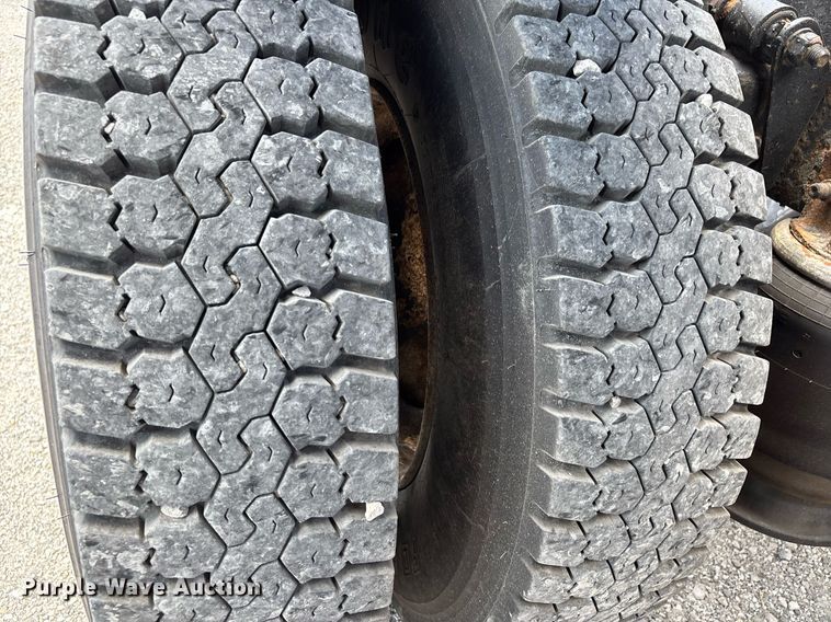 image for item DW7127 2007 Freightliner Columbia semi truck