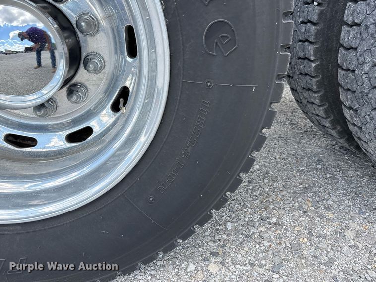 image for item DW7127 2007 Freightliner Columbia semi truck