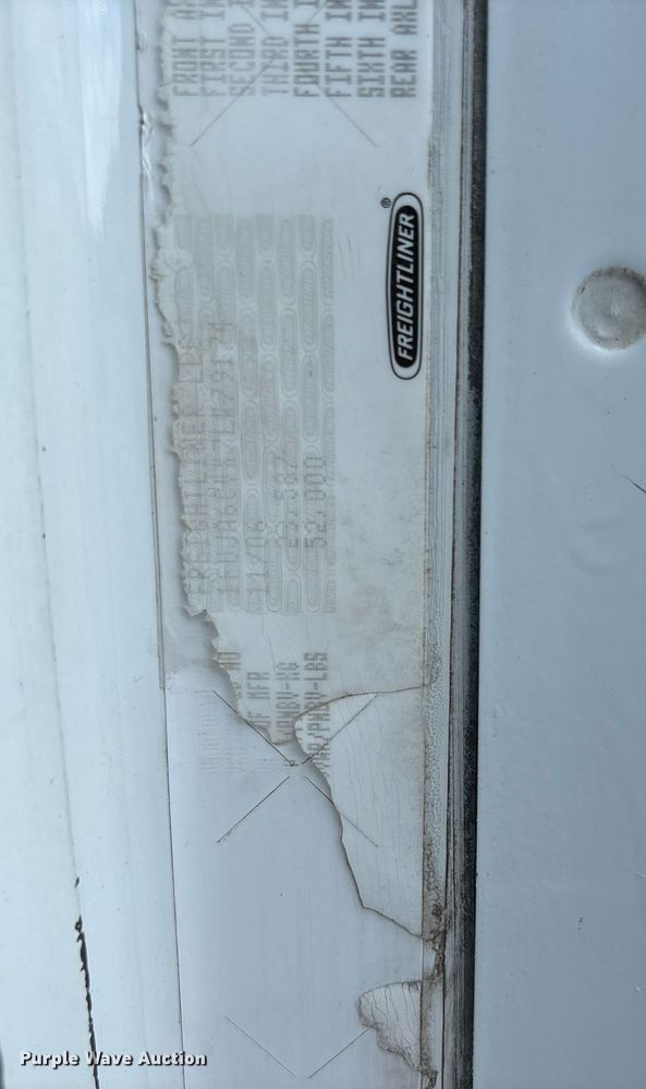 image for item DW7127 2007 Freightliner Columbia semi truck