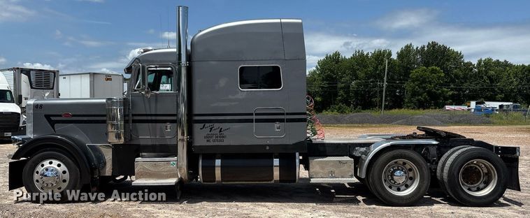image for item DW7160 2002 Peterbilt 379 semi truck