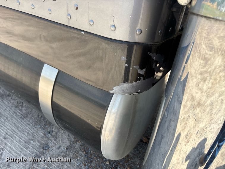 image for item DW7160 2002 Peterbilt 379 semi truck