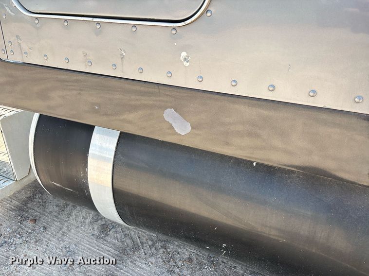 image for item DW7160 2002 Peterbilt 379 semi truck