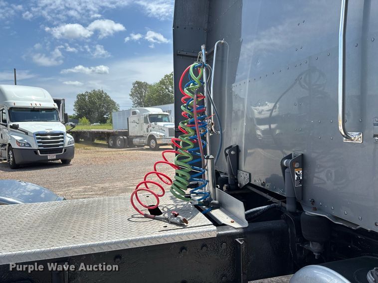 image for item DW7160 2002 Peterbilt 379 semi truck