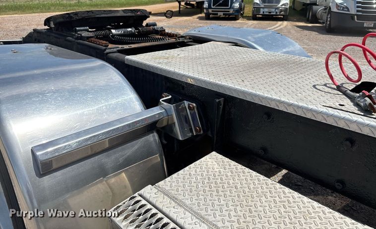 image for item DW7160 2002 Peterbilt 379 semi truck