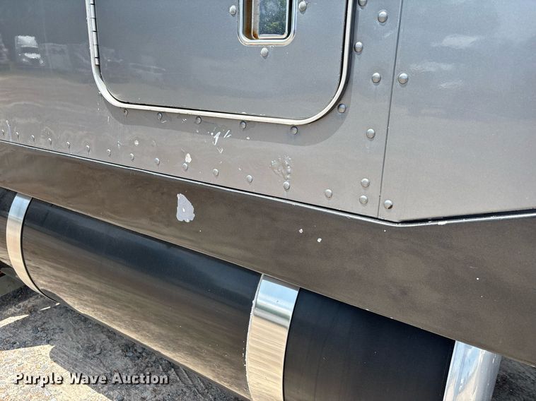 image for item DW7160 2002 Peterbilt 379 semi truck