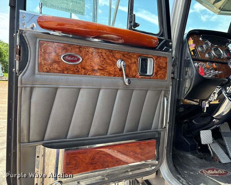 image for item DW7160 2002 Peterbilt 379 semi truck