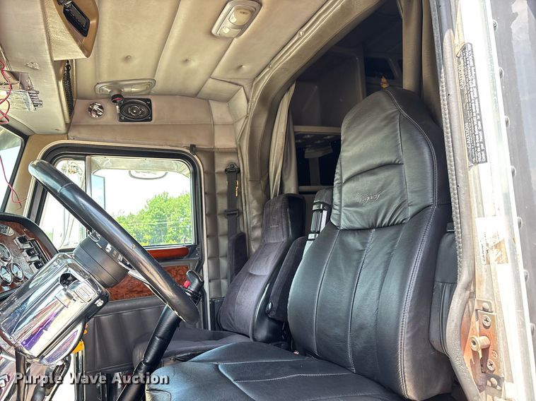 image for item DW7160 2002 Peterbilt 379 semi truck