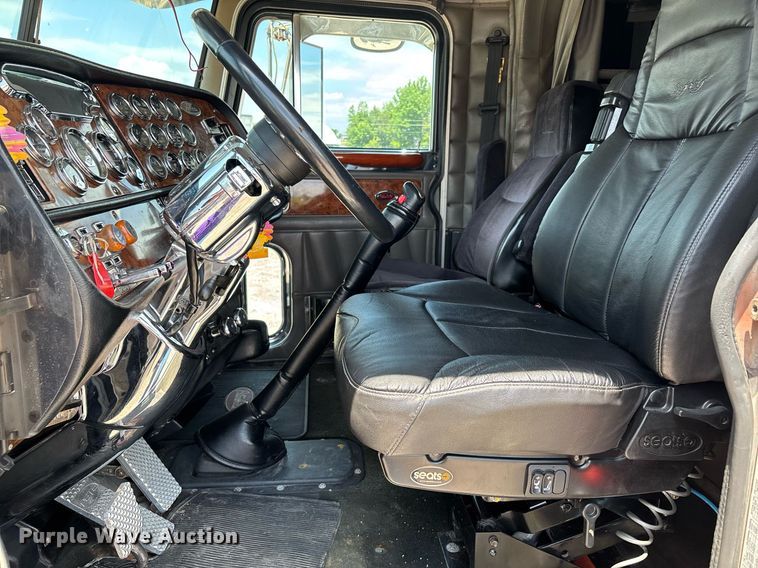 image for item DW7160 2002 Peterbilt 379 semi truck