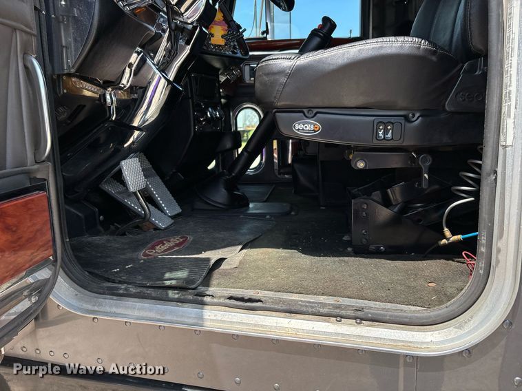 image for item DW7160 2002 Peterbilt 379 semi truck