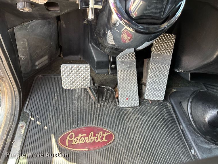 image for item DW7160 2002 Peterbilt 379 semi truck