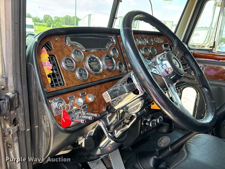 image for item DW7160 2002 Peterbilt 379 semi truck