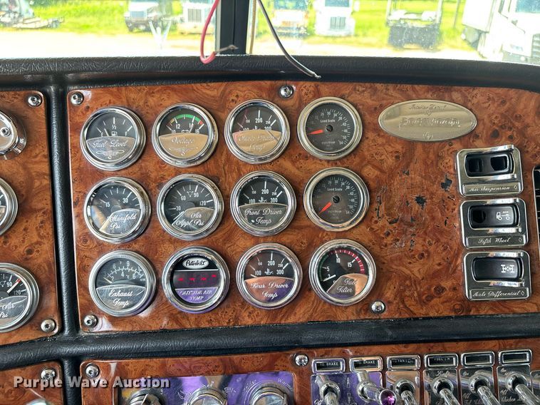 image for item DW7160 2002 Peterbilt 379 semi truck