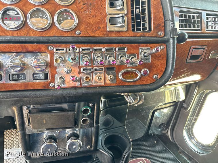 image for item DW7160 2002 Peterbilt 379 semi truck