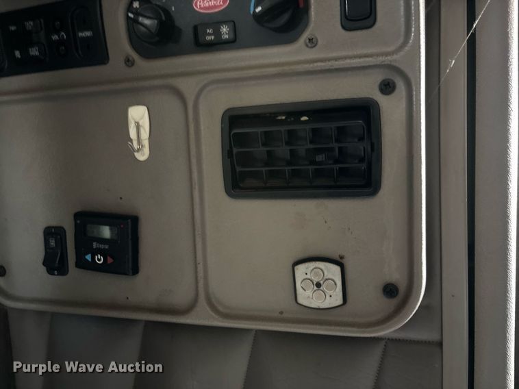 image for item DW7160 2002 Peterbilt 379 semi truck